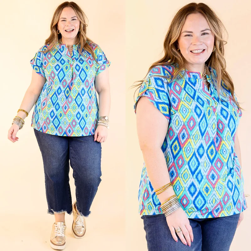 Downtown Darling Geometric Print Short Sleeve Tunic Top in Blue Mix