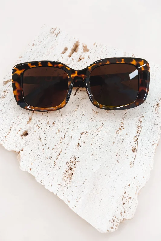 Elisha Sunglasses // Tort Chunky Black - Frame Goth Look