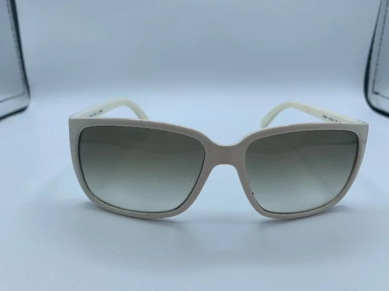 Sunglasses By Fendi Geometric - Patterned Frame Design